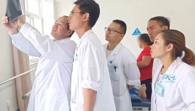 云南省康復(fù)三級(jí)體系項(xiàng)目中心葉斌團(tuán)隊(duì)到保山安利醫(yī)院進(jìn)行學(xué)科建設(shè)、業(yè)務(wù)指導(dǎo)及板橋中心衛(wèi)生院示范單位評(píng)審驗(yàn)收并授牌