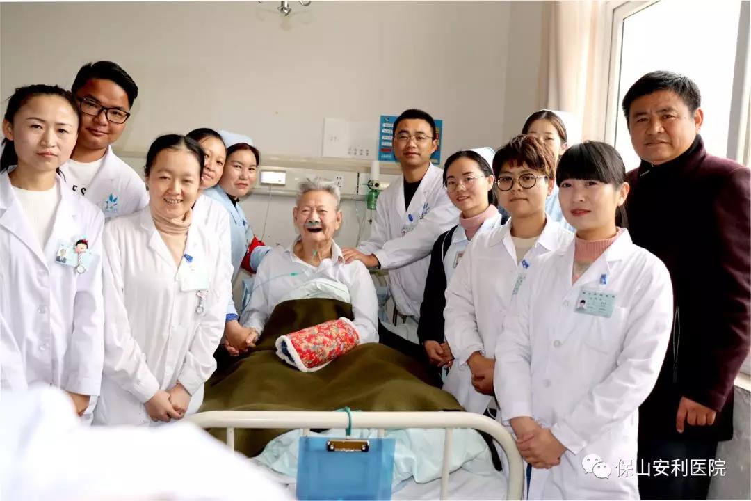 97歲八路老戰(zhàn)士身患多種疾病，常年住院視醫(yī)院為家，醫(yī)護(hù)為親人