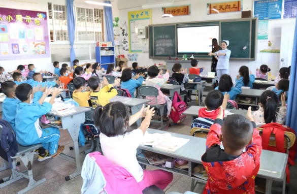 保山安利醫(yī)院為隆陽區(qū)四小、五小、七小、漢莊小學(xué)、永昌小學(xué)開展復(fù)學(xué)疫情防護(hù)知識(shí)培訓(xùn)