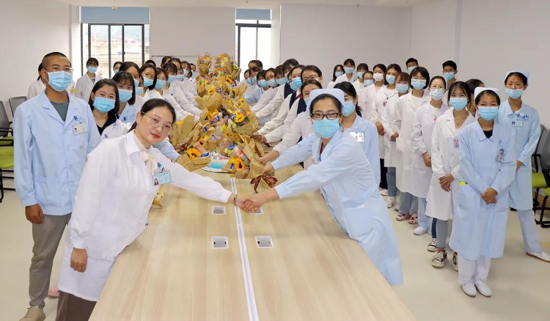 【保山安利醫(yī)院】雙節(jié)同慶，用祝福和鮮花感謝默默付出的治療師和教師們