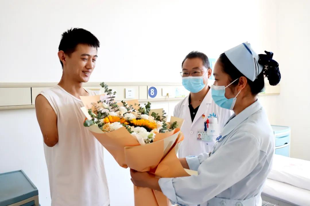【保山安利醫(yī)院】雖然失去了雙臂，但他用堅(jiān)強(qiáng)、樂(lè)觀的態(tài)度讓生活充滿陽(yáng)光！