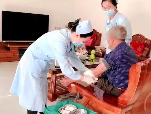 【保山安利醫(yī)院】82歲爺爺與老伴居家，在院手術(shù)后換藥不便，居家護(hù)理上門服務(wù)解難題