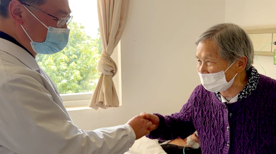 【保山安利醫(yī)院】百歲老人15年后再次到院做手術，老伴深表謝意“感謝你們給了他第二次生命”！