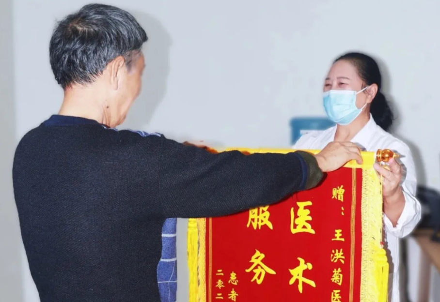 致敬醫(yī)者仁心 | 一面錦旗，一份信賴，一段暖心的醫(yī)患情